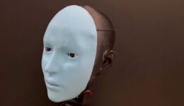 İnsan mimiklerini taklit eden robot