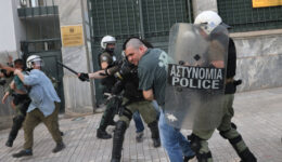 Yunan polisi Filistin’e destekçilerine biber gazıyla müdahale etti