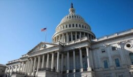 ABD Kongresi’ne ‘takma kirpik’ kavgası damga vurdu