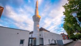 Almanya’nın Krefeld kentinde cuma günleri minareden ezan okunmaya başlandı