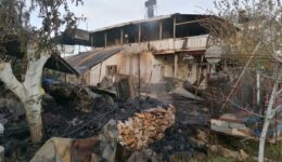 Antalya’da yangın çıkan 3 yayla evi küle döndü