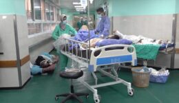 Gazze’de doktorlar kısıtlı imkanlarla yaralıları ameliyat etmeye çalışıyor