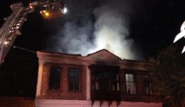 İzmir’de tarihi binada çıkan yangın kontrol altına alındı
