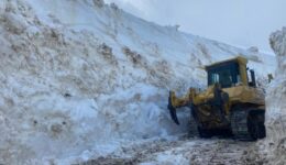 Hakkari’de 5 metreyi bulan karla mücadele