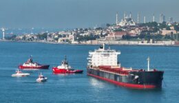 İstanbul Boğazı’nda karaya oturan gemi kurtarıldı