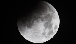 Çin, Ay’ın karanlık yüzünden örnek toplayacak keşif aracını fırlattı