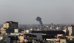 İsrail’in topçu atışları sonucu Refah’taki belediye binasında yangın çıktı