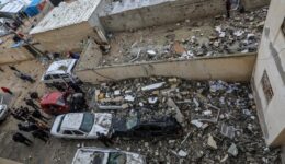 İsrail’in Refah’ta bir eve düzenlediği saldırıda 4’ü çocuk 7 Filistinli hayatını kaybetti