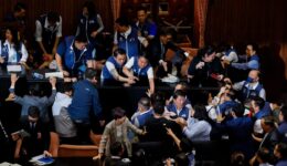 Tayvan Parlamentosu’nda bir milletvekili belgeleri alıp kaçtı