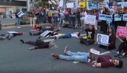 İsrailli esirlerin yakınları Tel Aviv’de sessiz protesto yaptı