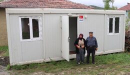 Yozgat’ta depremde evi hasar gören vatandaşlar konteynerlere yerleştiriliyor